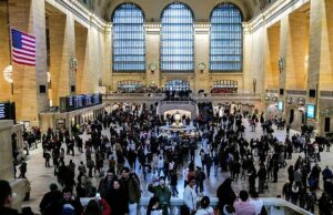 Caos no Grand Central Terminal em Nova York quando homem empunhando facão é baleado por policiais depois de esfaquear duas pessoas Pelo menos dois ficaram feridos em um tiroteio e esfaqueamento dentro da Grand Central na manhã de sábado