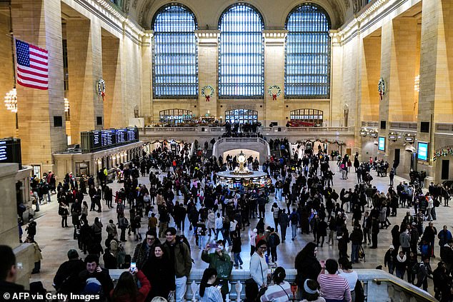 Caos no Grand Central Terminal em Nova York quando homem Pelo menos dois ficaram feridos em um tiroteio e esfaqueamento dentro da Grand Central na manhã de sábado