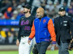 Carlos Mendoza, do Mets, faz previsão de quando Clay Holmes retornará de uma lesão no tendão da coxa O arremessador do Mets Clay Holmes (35) é eliminado na sexta entrada contra o Athletics no Citi Field, sexta-feira, 10 de abril de 2026, em Queens, NY.