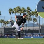 O arremessador do New York Yankees, Carlos Rodón #55, lança no campo externo.