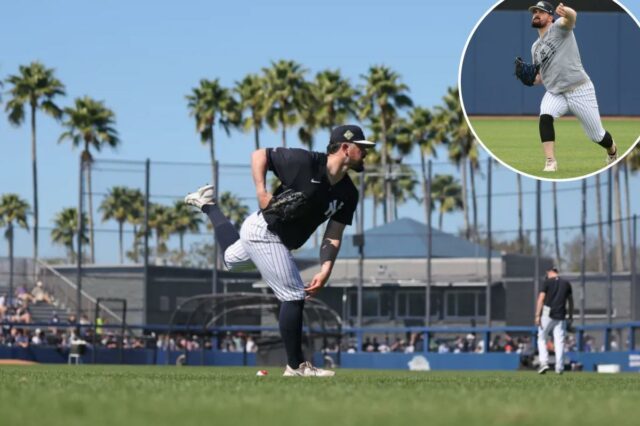 O arremessador do New York Yankees, Carlos Rodón #55, lança no campo externo.