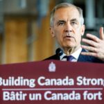 SHARM EL-SHEIKH, EGITO - 13 DE OUTUBRO: O presidente Donald Trump cumprimenta o primeiro-ministro do Canadá, Mark Carney, durante uma cúpula de líderes mundiais sobre o fim da guerra de Gaza em 13 de outubro de 2025 em Sharm El-Sheikh, Egito. O presidente Trump está no Egipto para se reunir com líderes europeus e do Médio Oriente no que está a ser considerado uma cimeira de paz internacional, após o início de um acordo de cessar-fogo mediado pelos EUA para pôr fim à guerra na Faixa de Gaza. (Foto de Evan Vucci - Piscina / Getty Images)