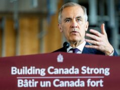 Carney ‘forte’ no primeiro ano, agora deve cumprir promessas no Canadá SHARM EL-SHEIKH, EGITO - 13 DE OUTUBRO: O presidente Donald Trump cumprimenta o primeiro-ministro do Canadá, Mark Carney, durante uma cúpula de líderes mundiais sobre o fim da guerra de Gaza em 13 de outubro de 2025 em Sharm El-Sheikh, Egito. O presidente Trump está no Egipto para se reunir com líderes europeus e do Médio Oriente no que está a ser considerado uma cimeira de paz internacional, após o início de um acordo de cessar-fogo mediado pelos EUA para pôr fim à guerra na Faixa de Gaza. (Foto de Evan Vucci - Piscina / Getty Images)