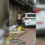 Carro atropela ciclistas e pedestres na China