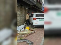 Carro atropela ciclistas e pedestres na China Carro atropela ciclistas e pedestres na China