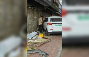 Carro atropela ciclistas e pedestres na China Carro atropela ciclistas e pedestres na China