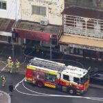Três pessoas foram levadas ao hospital depois que um carro bateu em um salão de cabeleireiro e pegou fogo no sudoeste de Sydney. O veículo passou por um cruzamento e entrou no salão Hera Hair na Beamish Street em Campsie antes das 14h45 de hoje.