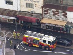 Carro bate em salão de cabeleireiro e pega fogo na movimentada área comercial de Sydney Três pessoas foram levadas ao hospital depois que um carro bateu em um salão de cabeleireiro e pegou fogo no sudoeste de Sydney. O veículo passou por um cruzamento e entrou no salão Hera Hair na Beamish Street em Campsie antes das 14h45 de hoje.
