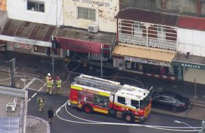 Carro bate em salão de cabeleireiro e pega fogo na movimentada área comercial de Sydney Três pessoas foram levadas ao hospital depois que um carro bateu em um salão de cabeleireiro e pegou fogo no sudoeste de Sydney. O veículo passou por um cruzamento e entrou no salão Hera Hair na Beamish Street em Campsie antes das 14h45 de hoje.