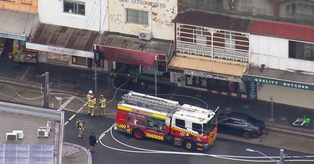 Três pessoas foram levadas ao hospital depois que um carro bateu em um salão de cabeleireiro e pegou fogo no sudoeste de Sydney. O veículo passou por um cruzamento e entrou no salão Hera Hair na Beamish Street em Campsie antes das 14h45 de hoje.