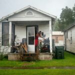 Carro bate no desfile de Ano Novo da Louisiana Laos, ferindo cerca de 15 pessoas