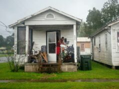 Carro bate no desfile de Ano Novo da Louisiana Laos, ferindo cerca de 15 pessoas Carro bate no desfile de Ano Novo da Louisiana Laos, ferindo cerca de 15 pessoas