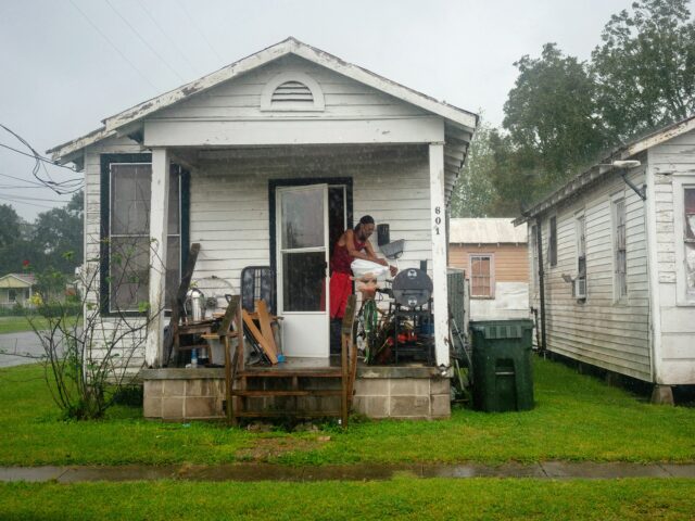 Carro bate no desfile de Ano Novo da Louisiana Laos, ferindo cerca de 15 pessoas
