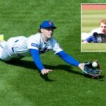 O defensor externo do New York Mets, Carson Benge, mergulhando para pegar uma bola voadora.