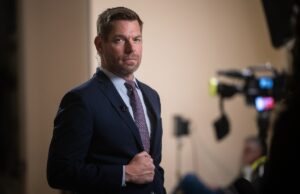 Carta de membros do Congresso pedindo a renúncia de Eric Swalwell Carta de membros do Congresso pedindo a renúncia de Eric Swalwell