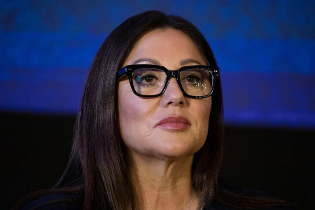 A secretária do Trabalho dos EUA, Lori Chavez-DeRemer, após o discurso do presidente dos EUA, Donald Trump, sobre o Estado da União, durante uma sessão conjunta do Congresso no Capitólio em 24 de fevereiro de 2026, em Washington, DC.