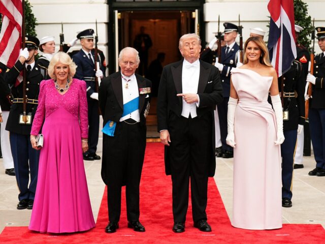 Casa Branca elogia 'dois reis' enquanto rei Charles faz comentários contundentes
