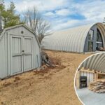 Uma casa em estilo cabana Quonset com exterior inacabado e um pequeno galpão na frente.