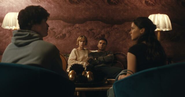 Casais rivais e confrontos de classe alimentam a segunda temporada climática de 'Beef'
