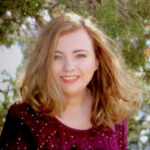 Briell Decker em uma camisa roxa