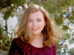 Casei-me com um líder de seita aos 18 anos. Tentei escapar 10 vezes diferentes, mas o sistema tornou isso quase impossível. Briell Decker em uma camisa roxa