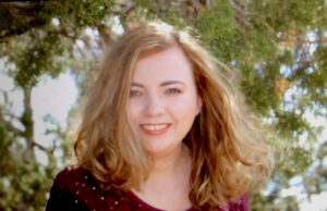 Casei-me com um líder de seita aos 18 anos. Tentei escapar 10 vezes diferentes, mas o sistema tornou isso quase impossível. Briell Decker em uma camisa roxa