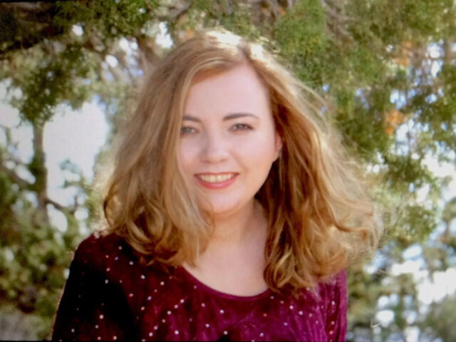 Briell Decker em uma camisa roxa