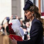 Catarina, Princesa de Gales, deposita uma coroa de flores no Cenotáfio de Londres no Dia Anzac