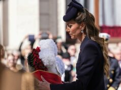 Catarina, Princesa de Gales, deposita uma coroa de flores no Cenotáfio de Londres no Dia Anzac Catarina, Princesa de Gales, deposita uma coroa de flores no Cenotáfio de Londres no Dia Anzac