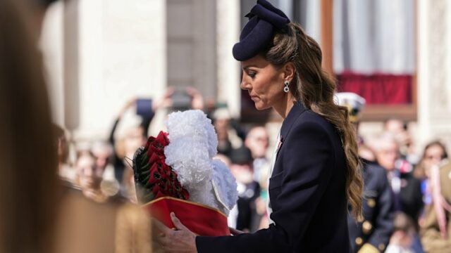 Catarina, Princesa de Gales, deposita uma coroa de flores no Cenotáfio de Londres no Dia Anzac
