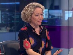 Cathy Newman chora durante sua última noite no Channel 4 enquanto entrevista pais de uma menina que tirou a própria vida por meio de um fórum sobre suicídio Cathy Newman parecia visivelmente chateada durante sua última noite no Channel 4, enquanto entrevistava os pais de uma mulher que tirou a própria vida depois de visitar um fórum de suicídio online.