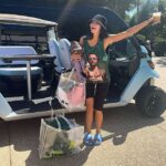 Kylie Jenner chegou ao deserto de Indio, Califórnia, no primeiro dia do tão aguardado festival, vestindo uma blusa profana com o amigo Justin Bieber apontando o dedo médio