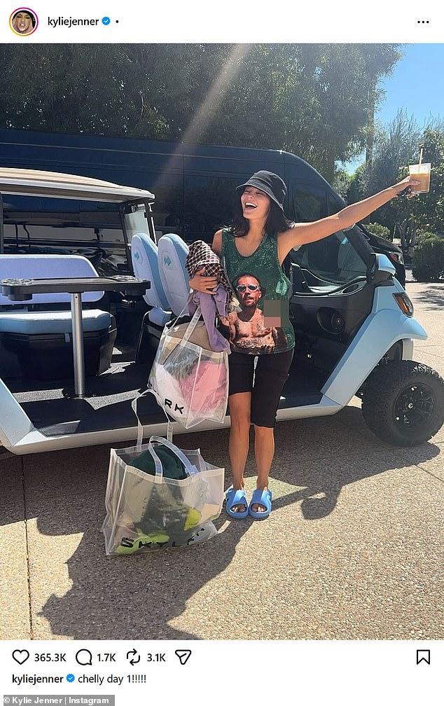 Celebridades no Coachella 2026, dia 1: Kylie Jenner lidera as Kylie Jenner chegou ao deserto de Indio, Califórnia, no primeiro dia do tão aguardado festival, vestindo uma blusa profana com o amigo Justin Bieber apontando o dedo médio