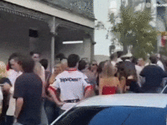 Cenas incríveis enquanto os australianos se aglomeram em jogos a dois O Great Club de Marrickville disse que não prosseguirá com seu evento duplo no Anzac Day.