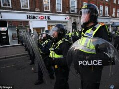Centenas de manifestantes em Epsom exigem descrição de homens ‘que estupraram mulheres fora da igreja’ enquanto ficam cara a cara com a polícia de choque na rua Polícia de choque com escudos enquanto manifestantes saem às ruas de Epsom após uma denúncia de estupro