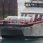 O catamarã da Força de Fronteira Courageous traz migrantes para o Porto de Dover no sábado, que teve um total de 602 chegadas