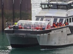 Centenas de migrantes em pequenos barcos chegam a Dover enquanto as travessias do Canal atingem 6.000 este ano O catamarã da Força de Fronteira Courageous traz migrantes para o Porto de Dover no sábado, que teve um total de 602 chegadas