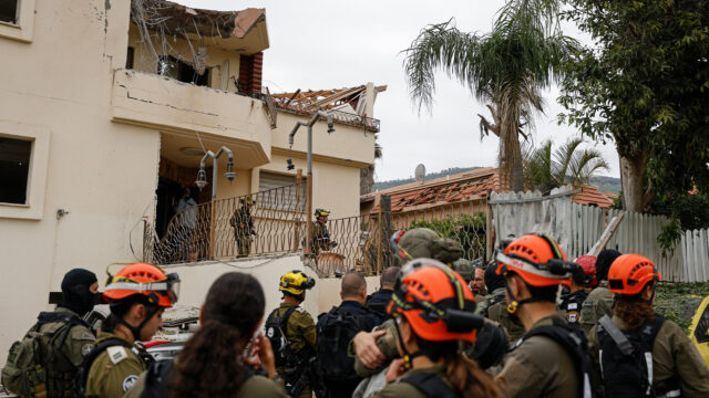 Centro de Israel atingido por uma das maiores barragens de mísseis do Irã em semanas
