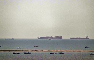 Chamado de socorro captura navio-tanque sob fogo, Irã fecha Ormuz prendendo milhares de marinheiros Chamado de socorro captura navio-tanque sob fogo, Irã fecha Ormuz prendendo milhares de marinheiros