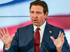 Chances democráticas de mudar a cadeira de governador da Flórida: nova pesquisa Florida Governor Ron DeSantis during a press conference at Florida International University on September 25, 2025, in Miami, Florida.