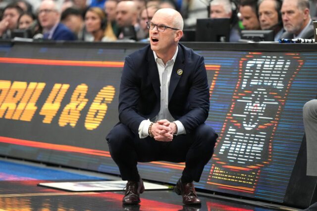 Charles Barkley atira de volta contra Dan Hurley da UConn Charles Barkley atira de volta contra Dan Hurley da UConn na transmissão da Final Four
