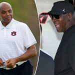 Charles Barkley segura um taco de golfe durante uma rodada de treinos para o Arnold Palmer Invitational.