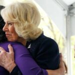 Charles e Camilla, com o ex-prefeito de Nova York Michael Bloomberg, deixaram flores no memorial para as vítimas dos ataques de 11 de setembro de 2001.