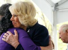 Charles e Camilla homenageiam vítimas do 11 de setembro em visita a Nova York Charles e Camilla, com o ex-prefeito de Nova York Michael Bloomberg, deixaram flores no memorial para as vítimas dos ataques de 11 de setembro de 2001.