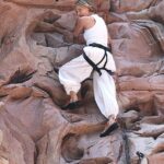 Charlize Theron escalou uma parede de escalada na Times Square para promover seu novo filme da Netflix, Apex