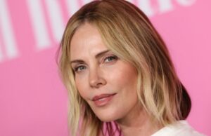 Charlize Theron usou o biquíni amarelo dos nossos sonhos durante as férias no Havaí trajes de banho de duas peças