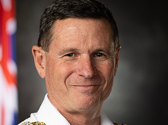 Chefe da Marinha assumirá como Chefe da Defesa da Austrália O atual Chefe da Marinha, Vice-Almirante Mark Hammond, que se tornará Almirante titular, será o novo chefe da ADF.