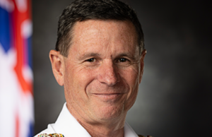 Chefe da Marinha assumirá como Chefe da Defesa da Austrália O atual Chefe da Marinha, Vice-Almirante Mark Hammond, que se tornará Almirante titular, será o novo chefe da ADF.