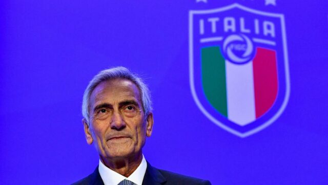 Chefe da federação italiana de futebol renuncia após fracasso na Copa do Mundo
