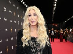 Cher, 79, fica ‘sem palavras’ ao ‘descobrir que tem uma neta de 15 anos, confirmando anos de rumores familiares de que seu filho Elijah Allman tinha um filho secreto’ Cher teria ficado sem palavras depois de descobrir que tinha uma neta de 15 anos, após anos de rumores familiares de que seu filho tinha um filho secreto (foto em novembro)